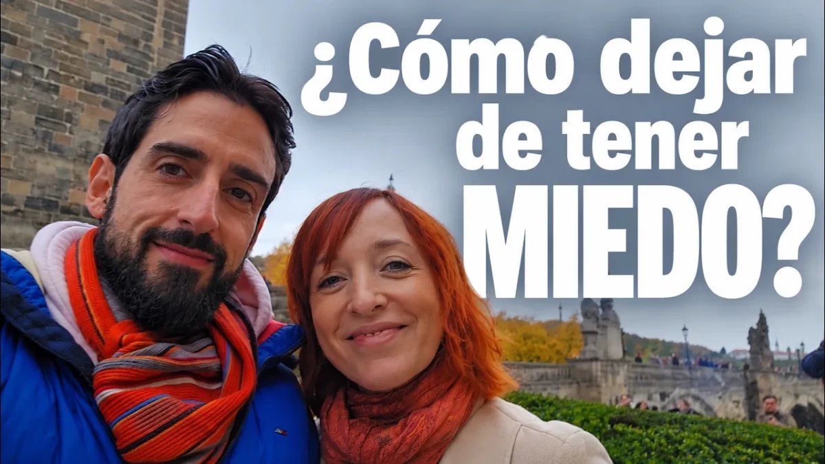 Persona avanzando hacia un horizonte luminoso, simbolizando la superación del miedo, la confianza en uno mismo, la fortaleza emocional y la liberación de inseguridades.
