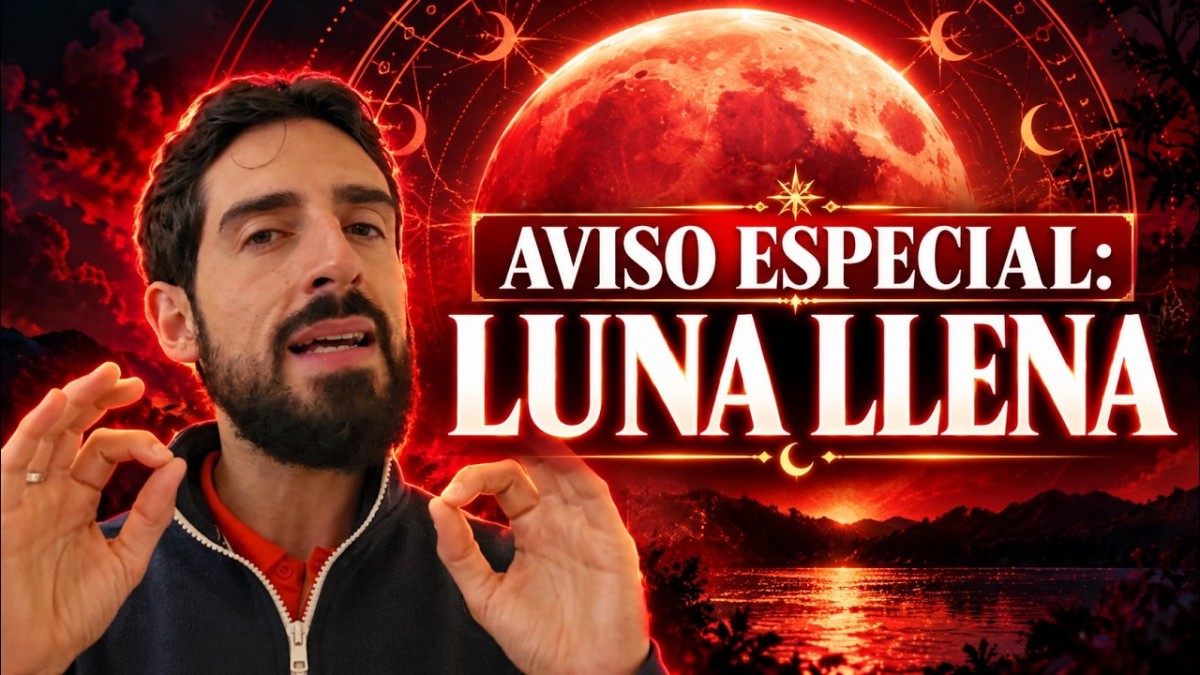 Luna Llena brillante sobre un paisaje espiritual, simbolizando la renovación energética, la liberación de bloqueos, la abundancia y el envío de Reiki Egipcio a distancia.